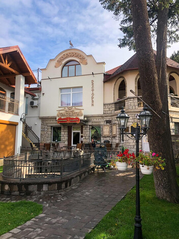 Отель Жайворонок Берегово - Закарпатье