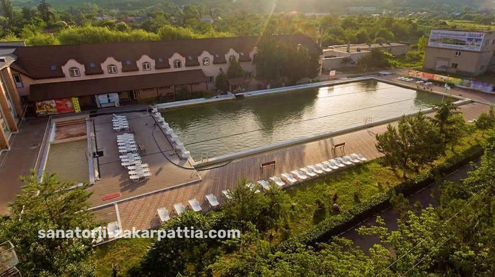 термальні басейни Берегово